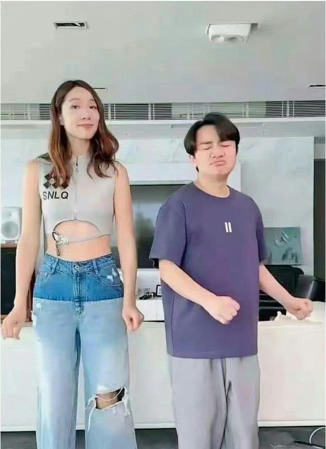 网友A：王祖蓝夫妻俩的穿搭真的太逗了，他穿的裤子换到老婆身上直接变六分裤，这反差