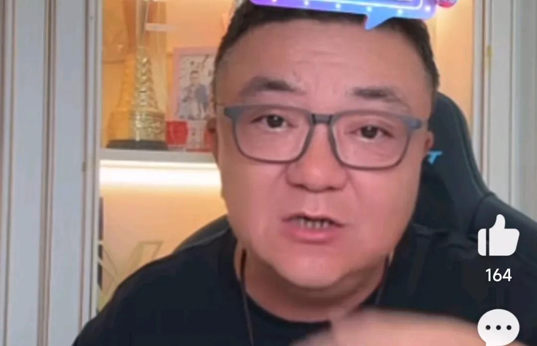 媒体人董路在直播中痛批了山东鲁能足校。在一场直播中，董路显得非常愤怒，直接把矛