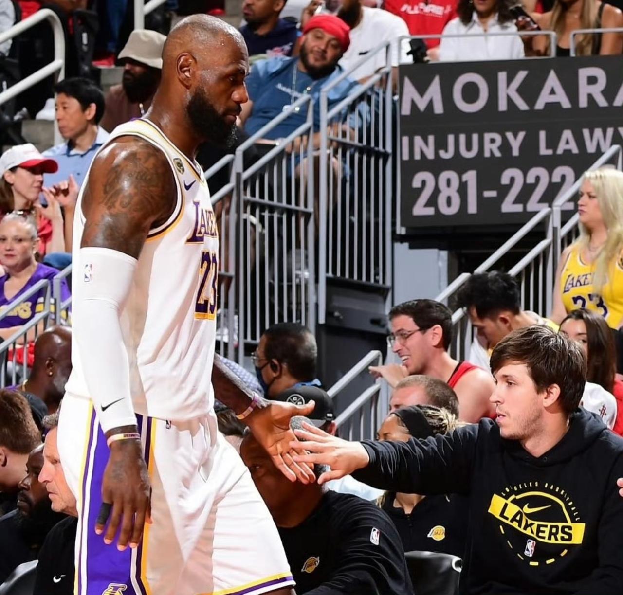 “你个小卡佩拉！”东契奇垃圾话引爆全网，申京被喊回5年前罚球线上的空气突然凝固