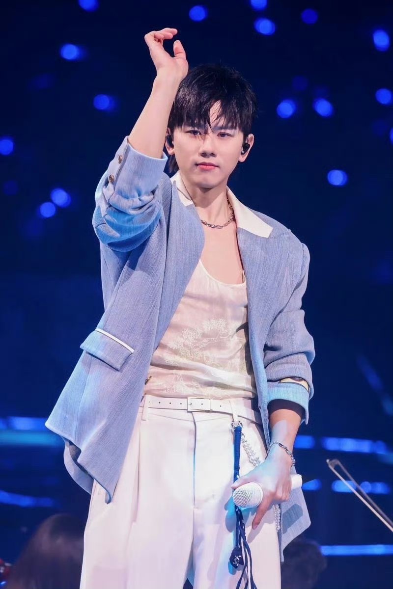 你可以说张杰不帅，也可以说他靠老婆，但有一点不可否认，那就是他眼光独到，当年的快