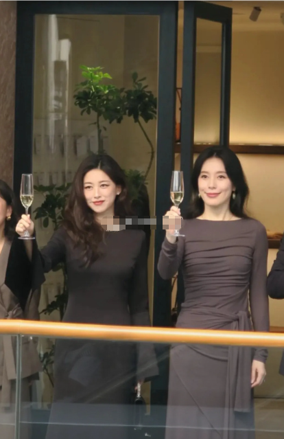 美貌上朱珠胜了，气场上还是旁边这位女性更强大！​​​