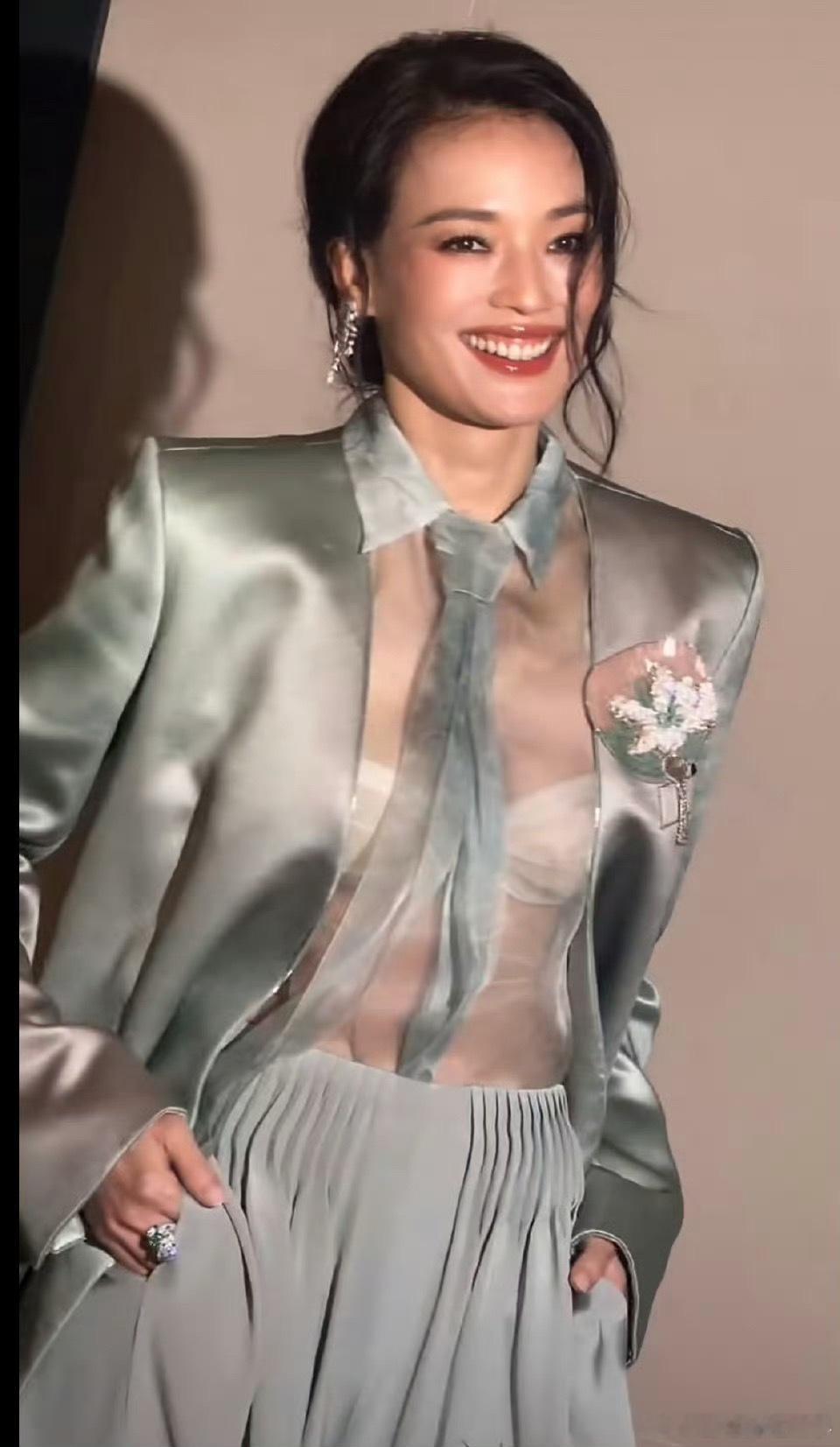 舒淇透视衬衫哇哦