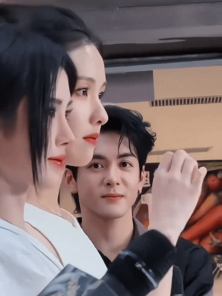 “曾舜晞看狗都深情，看男人也一样深情”刷到网友说曾舜晞看陈都灵的眼神本来都要