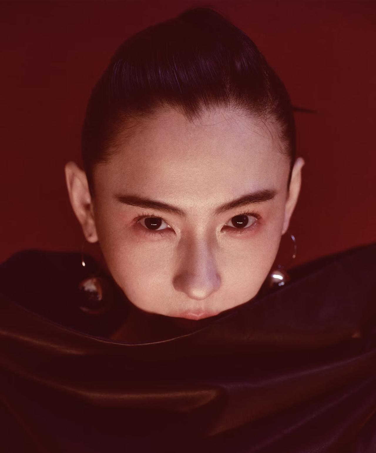 5月22日，张柏芝穿巴黎世家登上L'OFFICIEL时装六月刊封面，她脸型消瘦