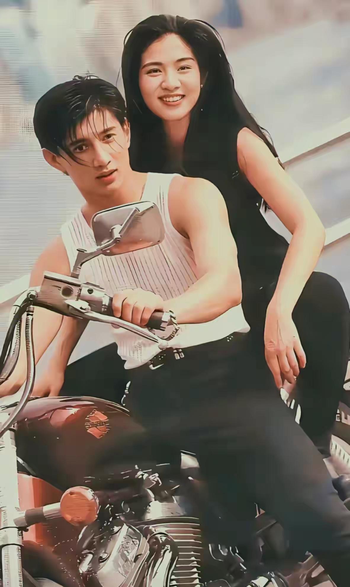 大家还认识他俩吗，曾经他们俩个也是有名的俊男靓女，是多少人的女神和男神。