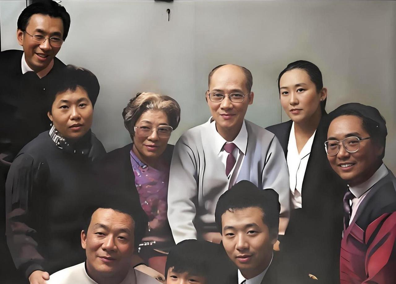#老照片#这是相声大师侯宝林先生及家人，拍摄的全家福照片。只见侯先生面带微笑，