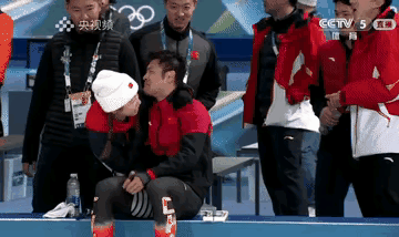 四个抱拥，可以看出宁忠岩这枚金牌的含金量。这不是普通的祝贺，而是来自全世界顶尖