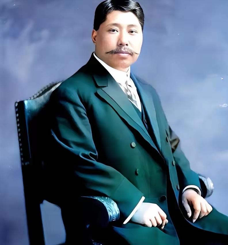 当年的黄兴，是真狠啊！放在今天，你很难想象这种人。家底厚得吓人，长沙城一半是他