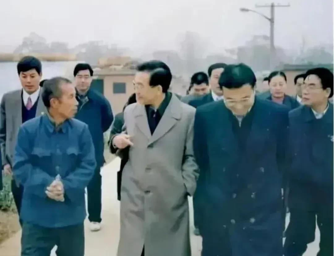 这是二零零三年的一张珍贵老照片，距离现在已经有二十二年了，第一次看到，画面充满了