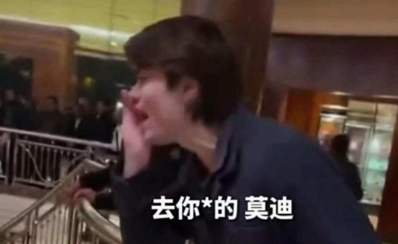 印度总理第一天出访澳大利亚，22岁的网红雨果・伦农在莫迪下榻的索菲特酒店二楼阳台