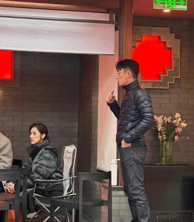 霍建华这个烟瘾很大，面相变凶​