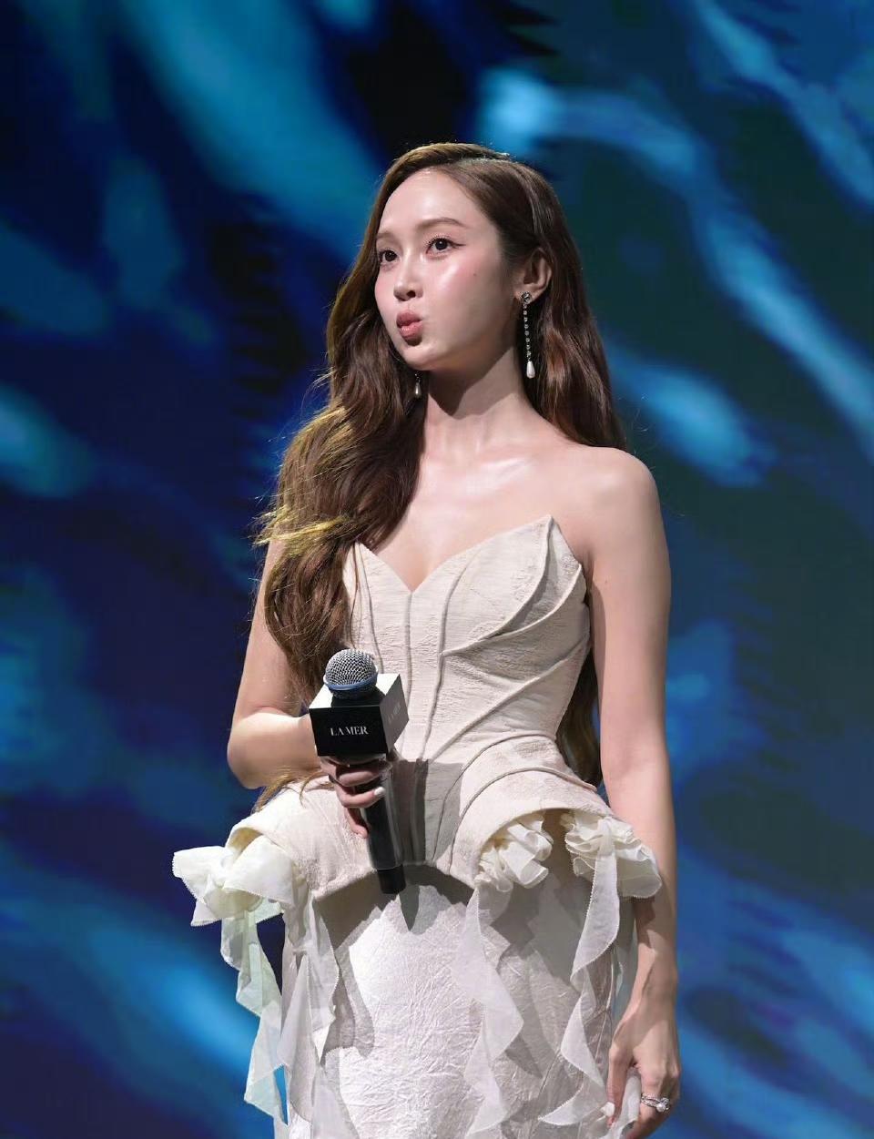 郑秀妍生图疯传：这才是把优雅刻进骨子里的状态最打动人的从不是刻意的精致，而是她