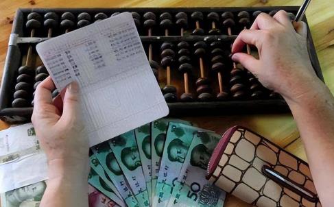 我家楼下王叔，去年卖了套老房子，到手150万。他乐得请全楼吃饭，说这辈子总算踏实