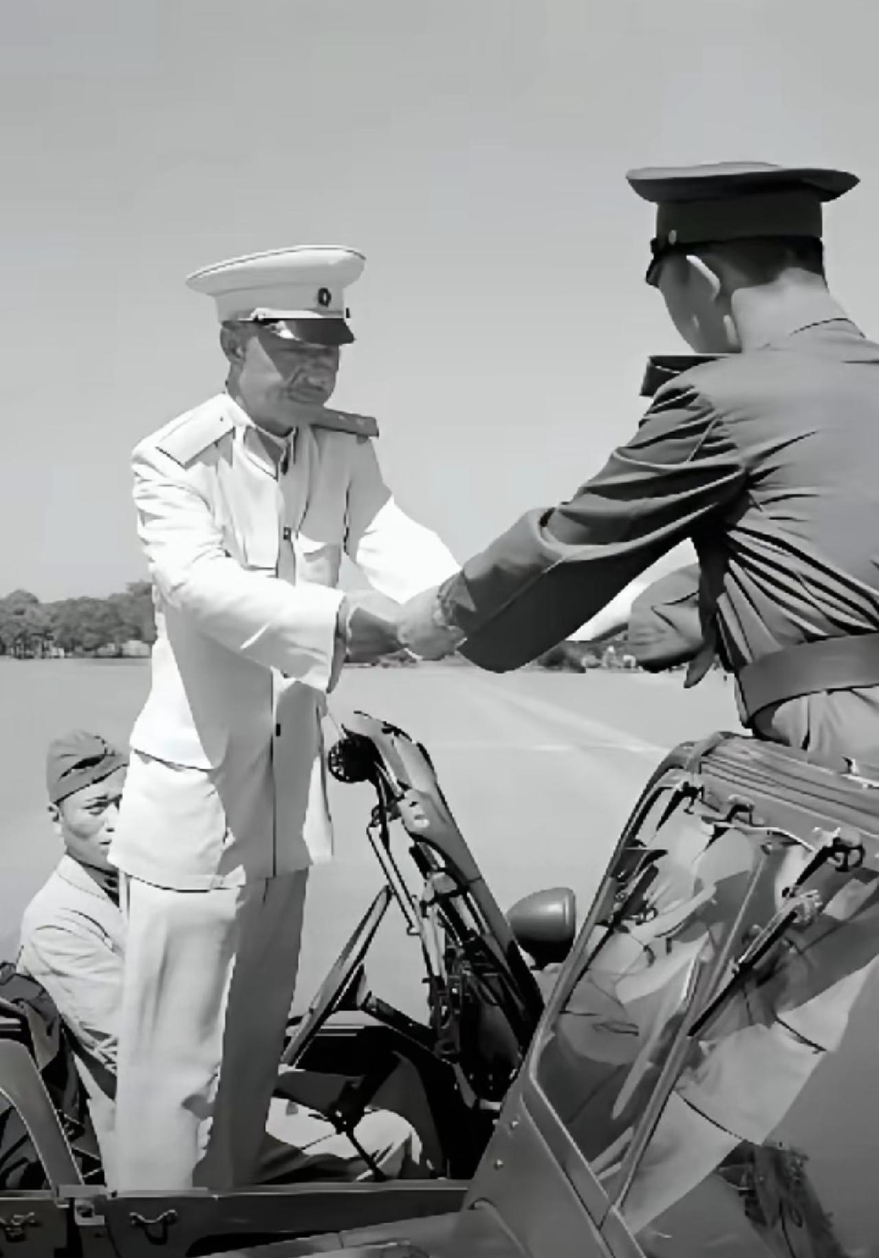 没想到1955年授衔活动现场，这位站在苏式敞篷吉普上、穿雪白将官礼服的上将，6年