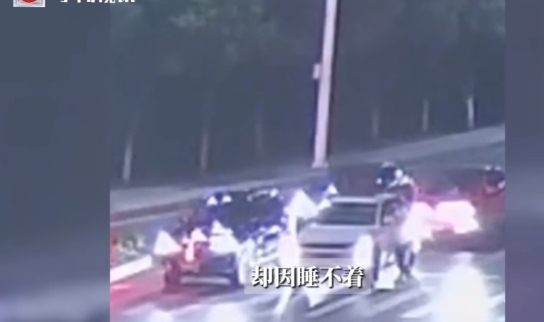 “这下后悔了吧！”近日，湖北阳新，一男子喝酒后找了代驾把自己送回家，谁知回家后却
