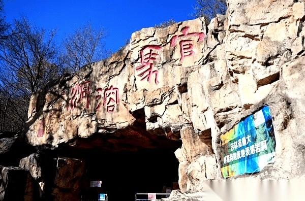 我跟你说个地方，特拧巴，特分裂，又特带劲儿。刚从一个3亿年的山洞里出来，脑子还