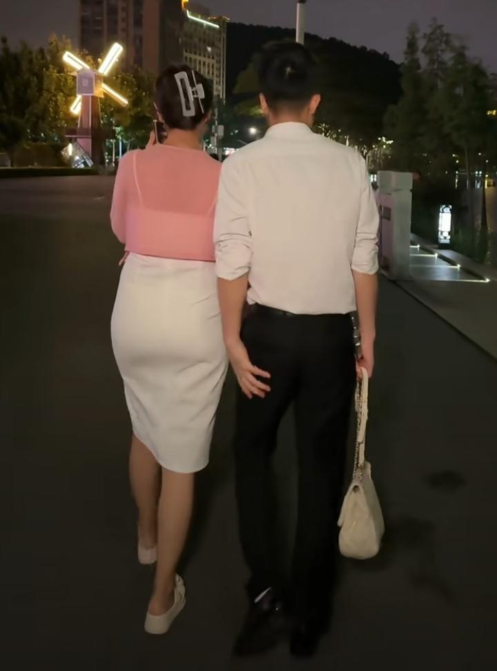 第一次和相亲对象约会，吃完饭后送她回家，本来想确定一下彼此关系的。不料，她竟然有