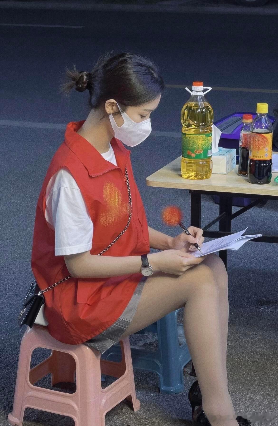 绘梦长廊志愿者美女