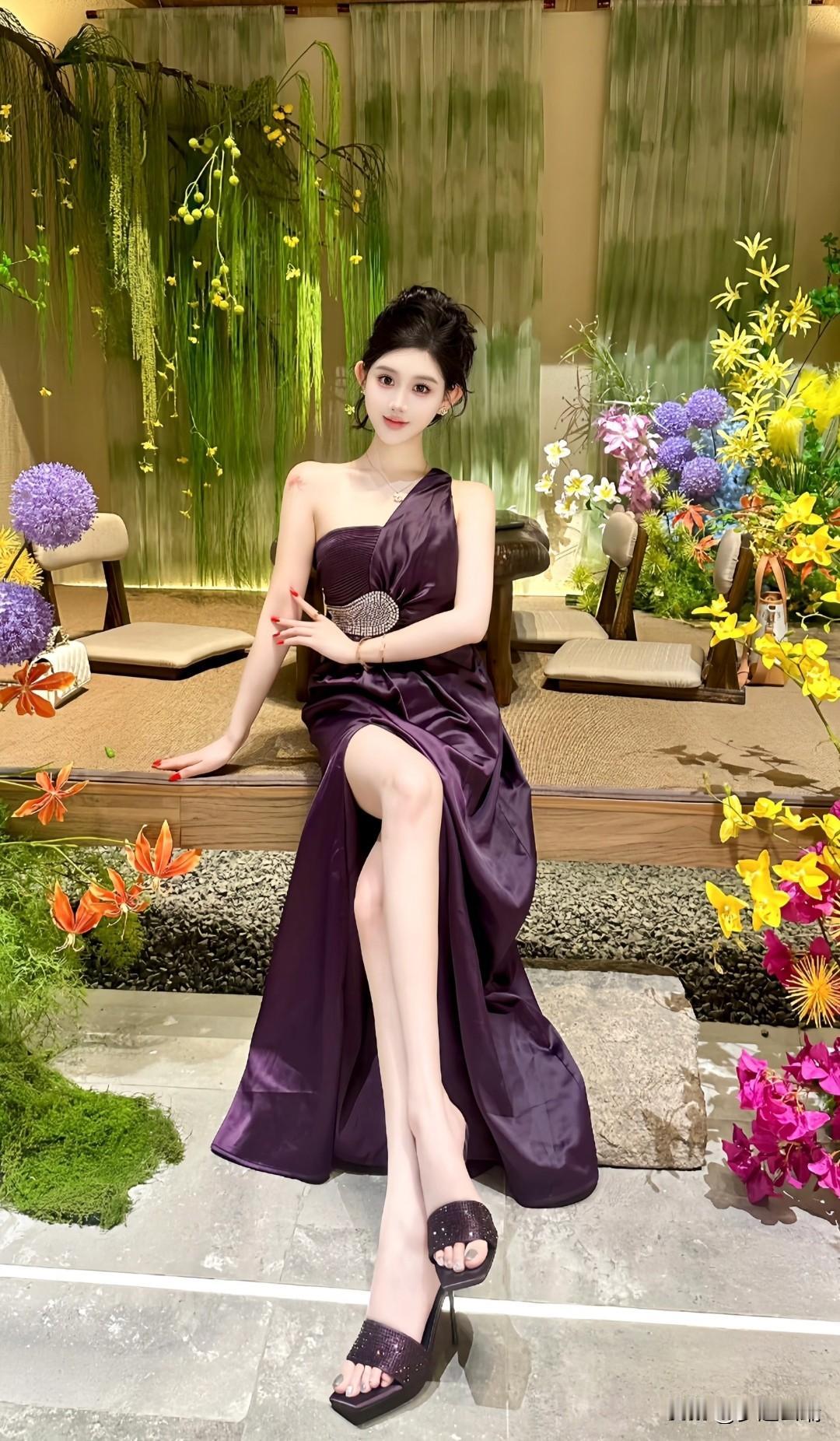 优雅紫色长裙，置身花海中的仙气少女。