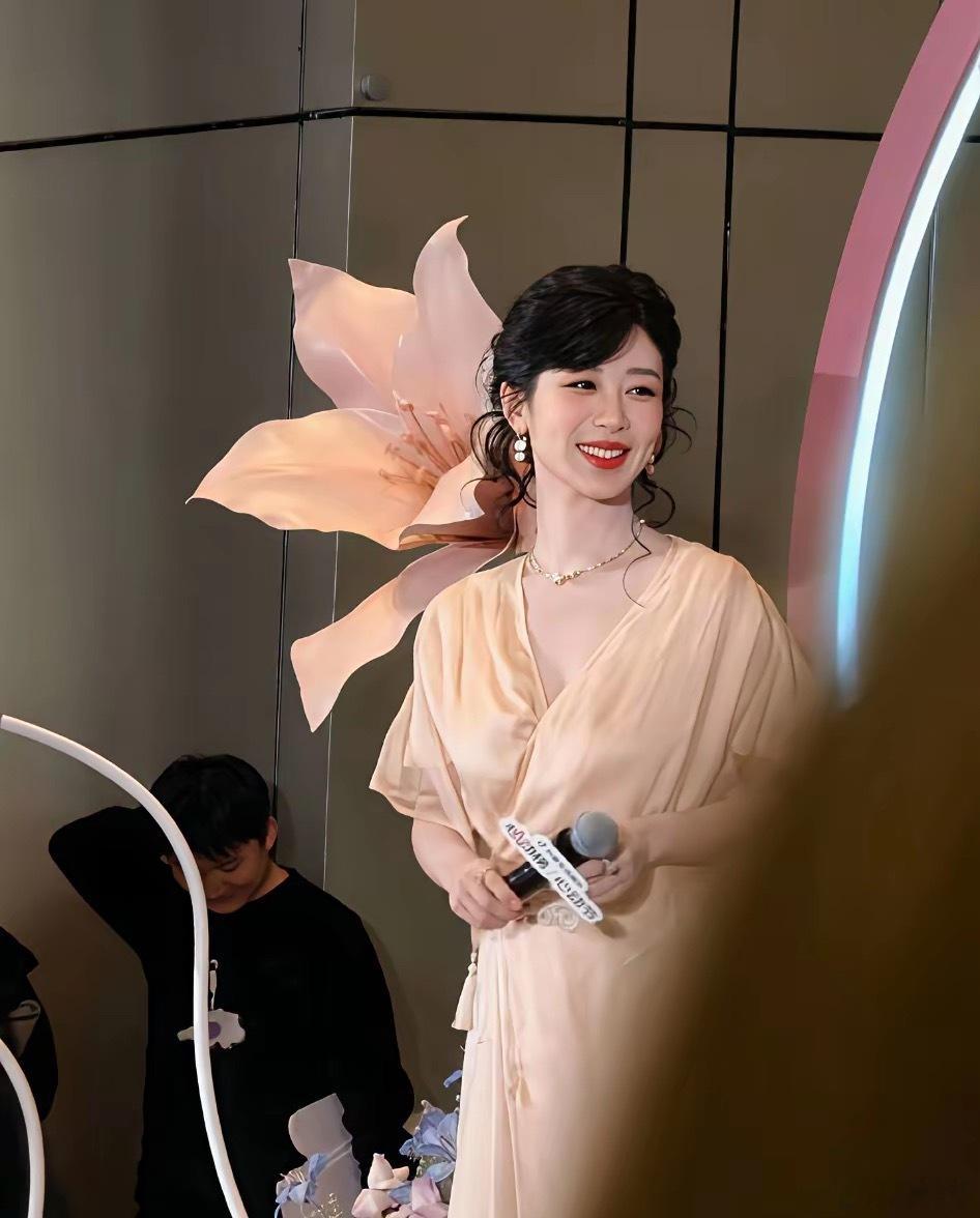 我朋友有幸在北京看到了杨紫，她跟我说，杨紫最神奇的地方不是美貌，而是她在官宣新剧