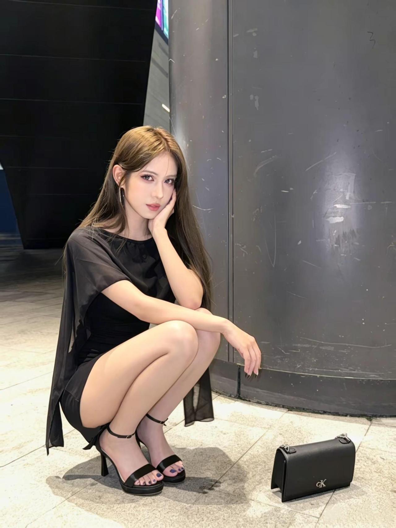 你说我花心如果每天爱上一个崭新的你也算的话那我承认蓝色系街拍黑裙高跟鞋