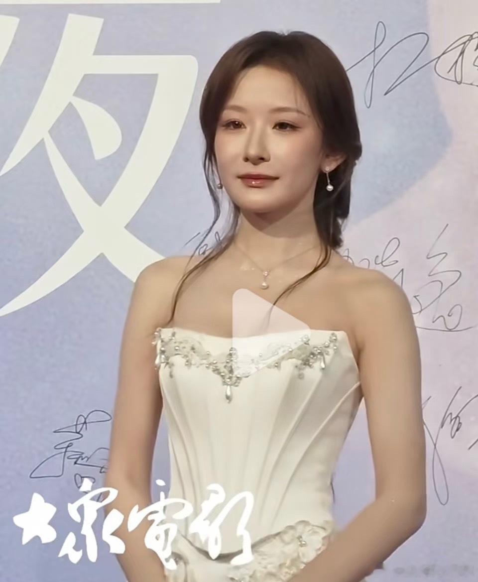 为什么看短剧里她挺漂亮的，但这种红毯什么的就会变普？