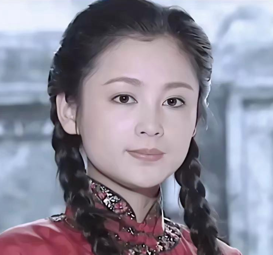 她俩的电视剧我都看过，陈红的美是真正能让人一眼惊艳、精准捕捉到的；可何晴呢，我始