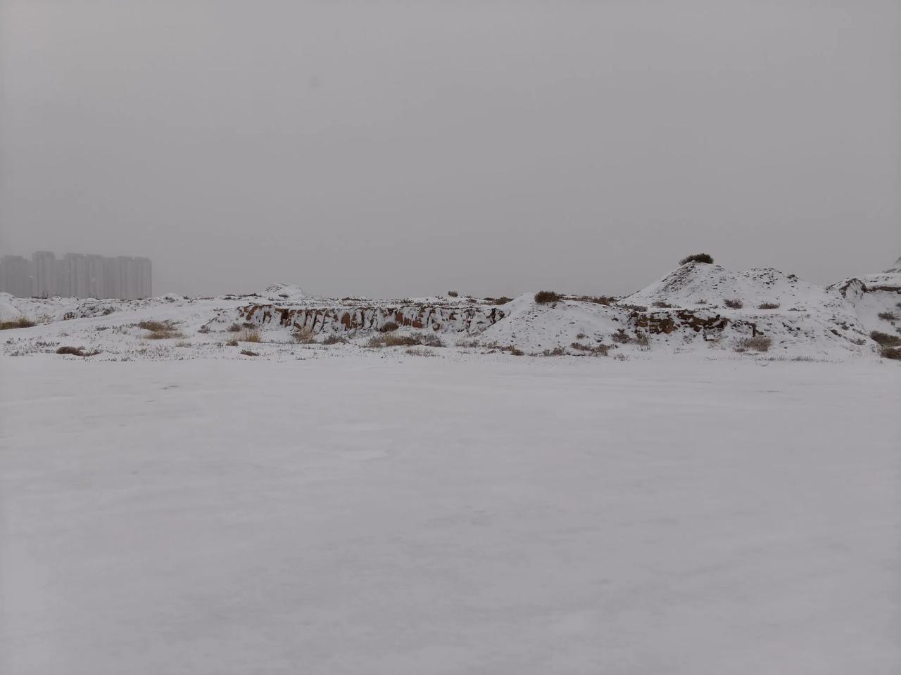 主主干道上的雪早已经融化了，但是山上的雪还没有化。兰州的春天是不是很特别呀？