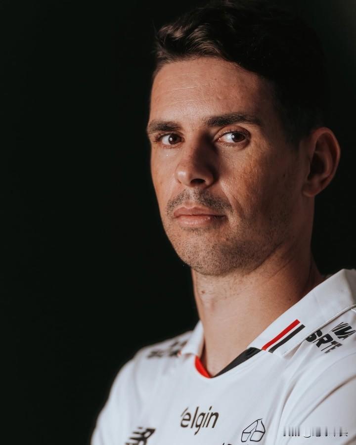 放弃7000万，选择900万，奥斯卡将和圣保罗解约！前上海海港球星奥斯卡和所