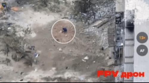为了干掉俄军飞手，乌军将大楼炸塌。在俄占赫尔松州奥列什基镇，乌军无人机发现几名俄