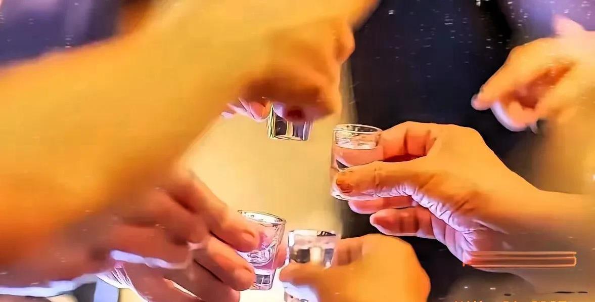 浙江省出台新规，公务员8小时工作时间禁止饮酒，8小时以外允许与亲友小酌。此规定