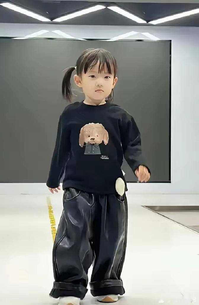 黄一鸣把3岁女儿闪闪推上T台，一条走秀视频开价11万。我刷到画面，小姑娘踩着比自