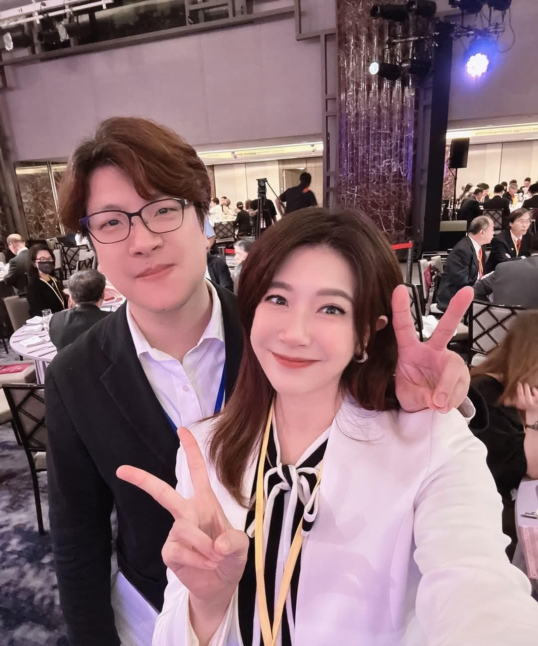 郑亦真主播和老公出席湾湾祈祷餐会台湾省的政治版图现在主要被蓝绿白三派大势力划分