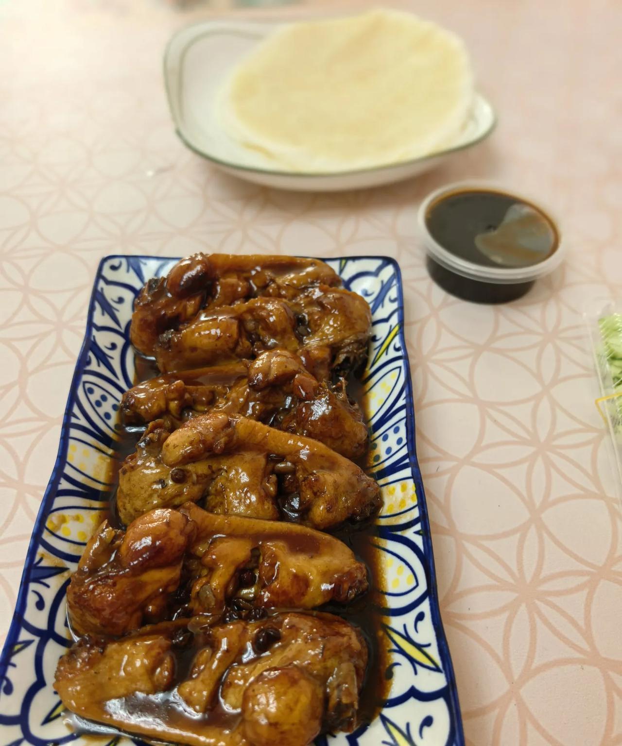 儿子回来了，给他烧一盘可乐鸡翅，这个菜他小时候就喜欢吃，一直吃到现在。不过他现