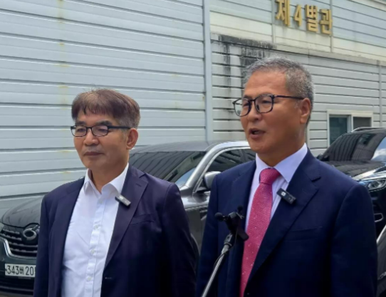 韩国“城南FC赞助金疑云”事件律师团22日召开记者会，要求检方立即撤销公诉，称该