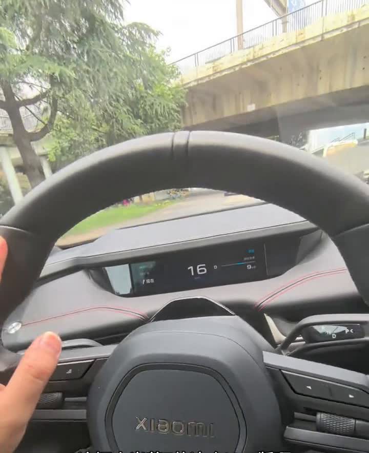 这辆小米苏7的Max版，而且还是创始版的。这个是我公司一个同事的车，今天我拿他的