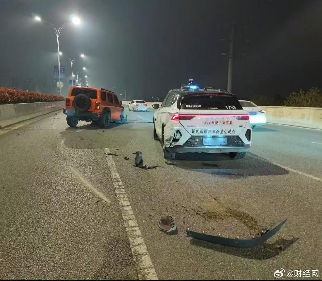 3月31日晚，武汉多辆萝卜快跑无故临停引发拥堵。次日官方客服致歉，确认武汉