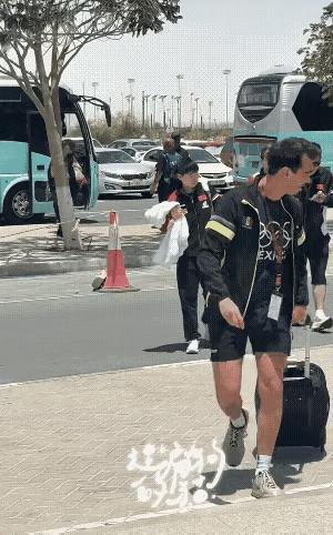 5月17日新鲜的莎头上训啦！今天国乒男女队同乘一辆大巴车上训，莎头一前一后去了