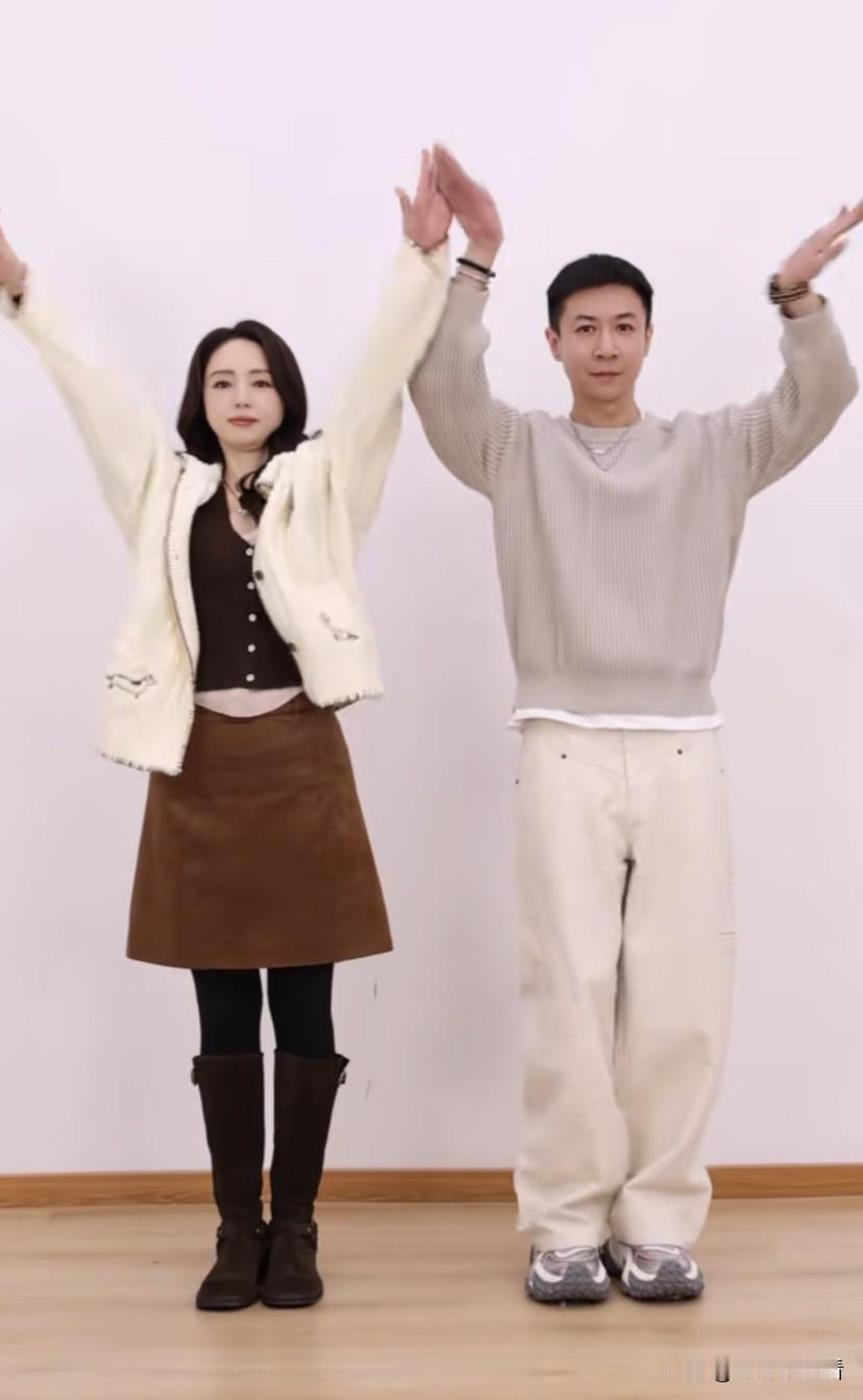 董璇张维伊合体跳李飞舞，两个人互动超甜蜜，董璇又恢复了青春活力，张维伊理发后也成