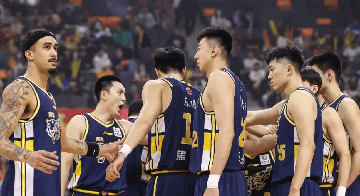 媒体人: 最令人高兴的还是胡明轩状态回升, 多次打进关键球