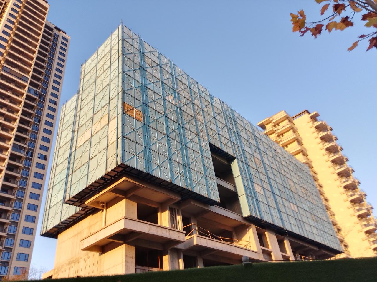 相比香港的竹架棚，我在湘潭看到的施工钢管棚更加规范和平整。包围的防护网也是模块