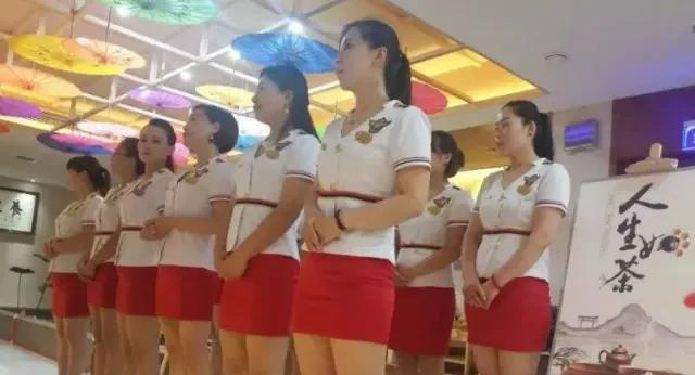 年龄大是女技师的致命难题。按摩店、足疗店、洗浴中心，你进去一看，年轻技师点牌