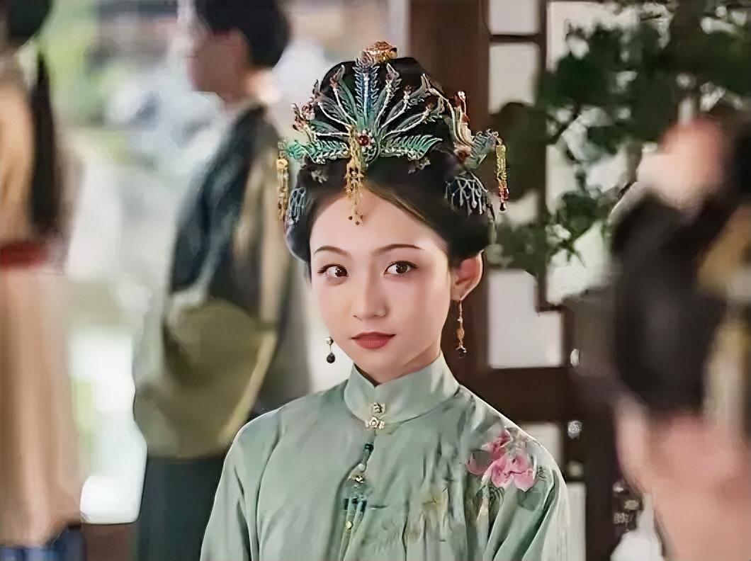 《兰香如故》导演想把林绣如这角色强行降智，写成有家产没老公后潇洒自由，头上都戴上