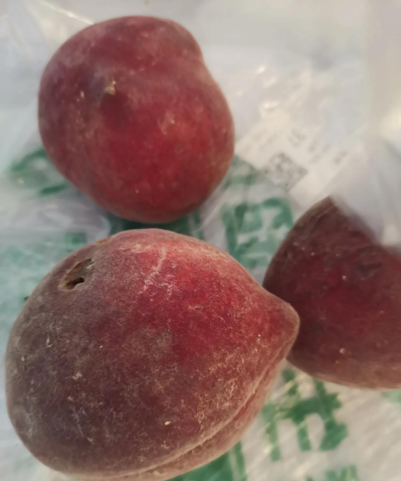 我怀孕时就是馋桃子。每每看到桃子我都会想起那种感觉，日思夜想的感觉。我当年是一