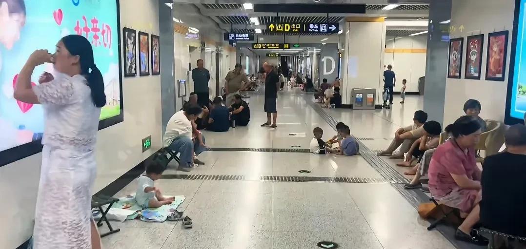 7月15号郑州地铁站里的一幕，咱就说热不热吧？大家都在这里凉快呢！外面热，