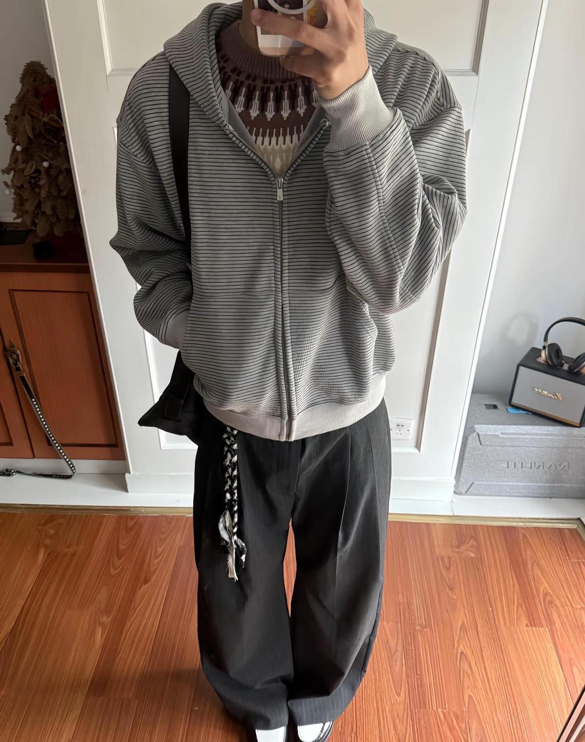 烟灰蓝大衣罩身，不露一个logo，人走过，回头率比穿满牌标还高。不是贵在价签，