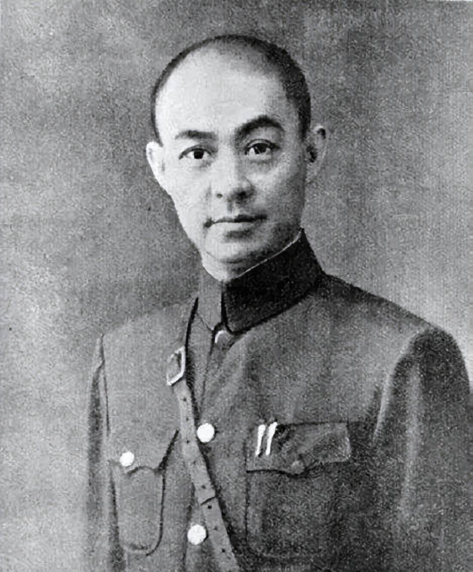 1933年，一士兵打仗扛个大箱子，一路上不撒手，张自忠好奇问到：“你扛得什么？”