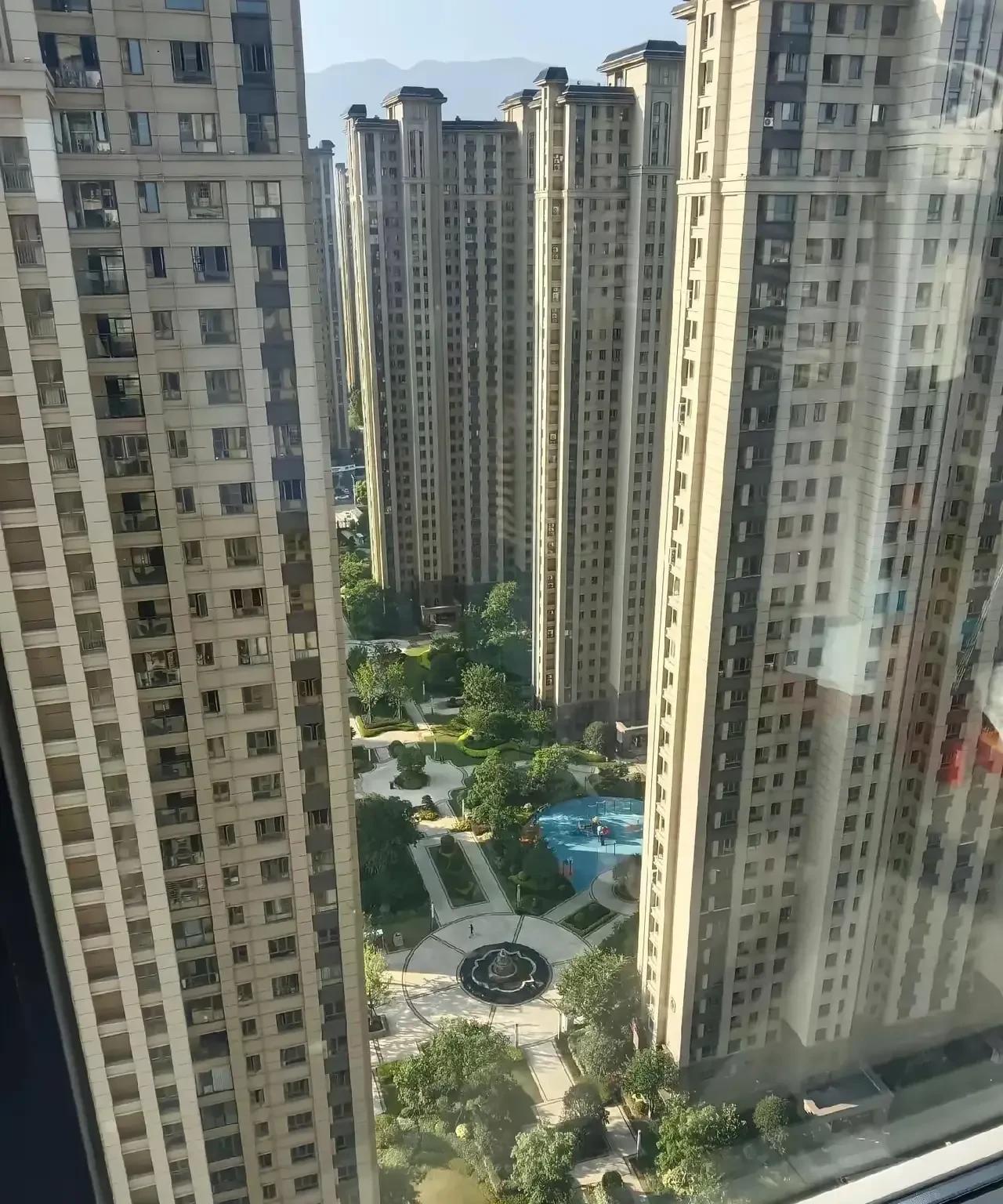 满分作文——《向光而行》光总是在不经意间照亮前路，就像清晨推开窗时涌