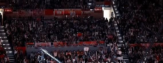 也真是好笑了，莎莎和大头打完最后一球，全场欢呼。隔壁2号台女解说李真说“这时