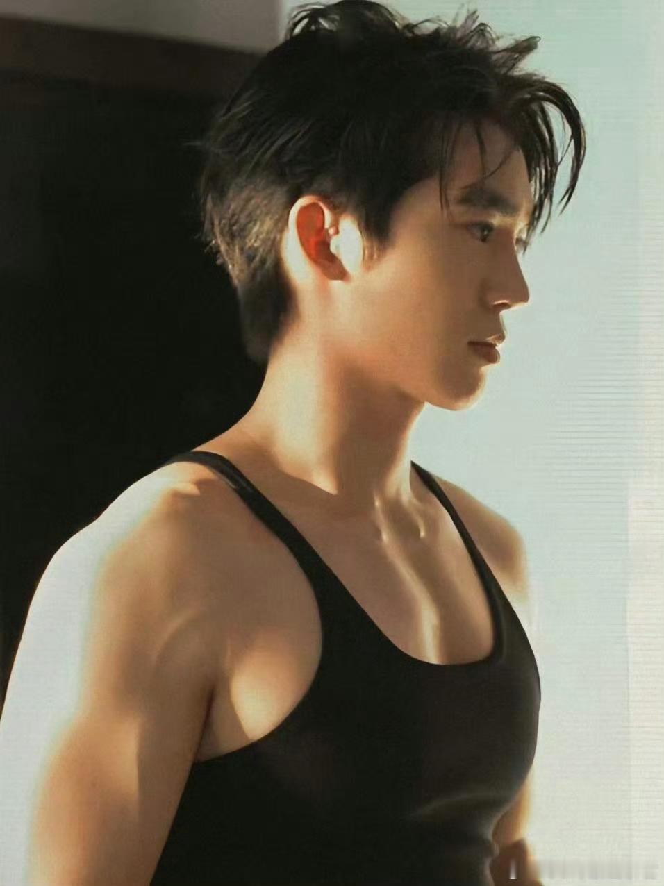 论宠粉只服于适！直接脱外套秀出训练痕迹，这肌肉线条太绝了～看脸是颜值暴击，看身材